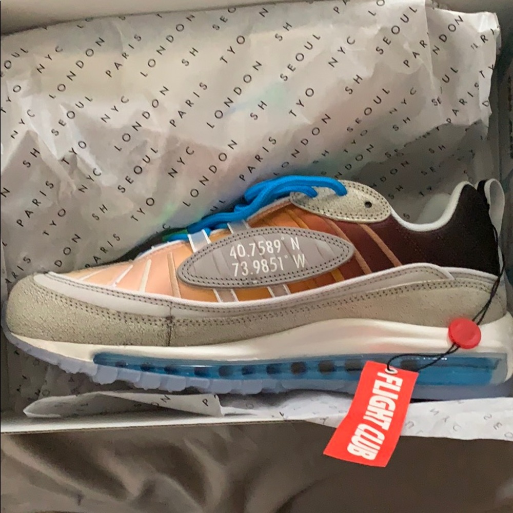 Size 9 in men’s selling price 200 - Picture 2 of 2